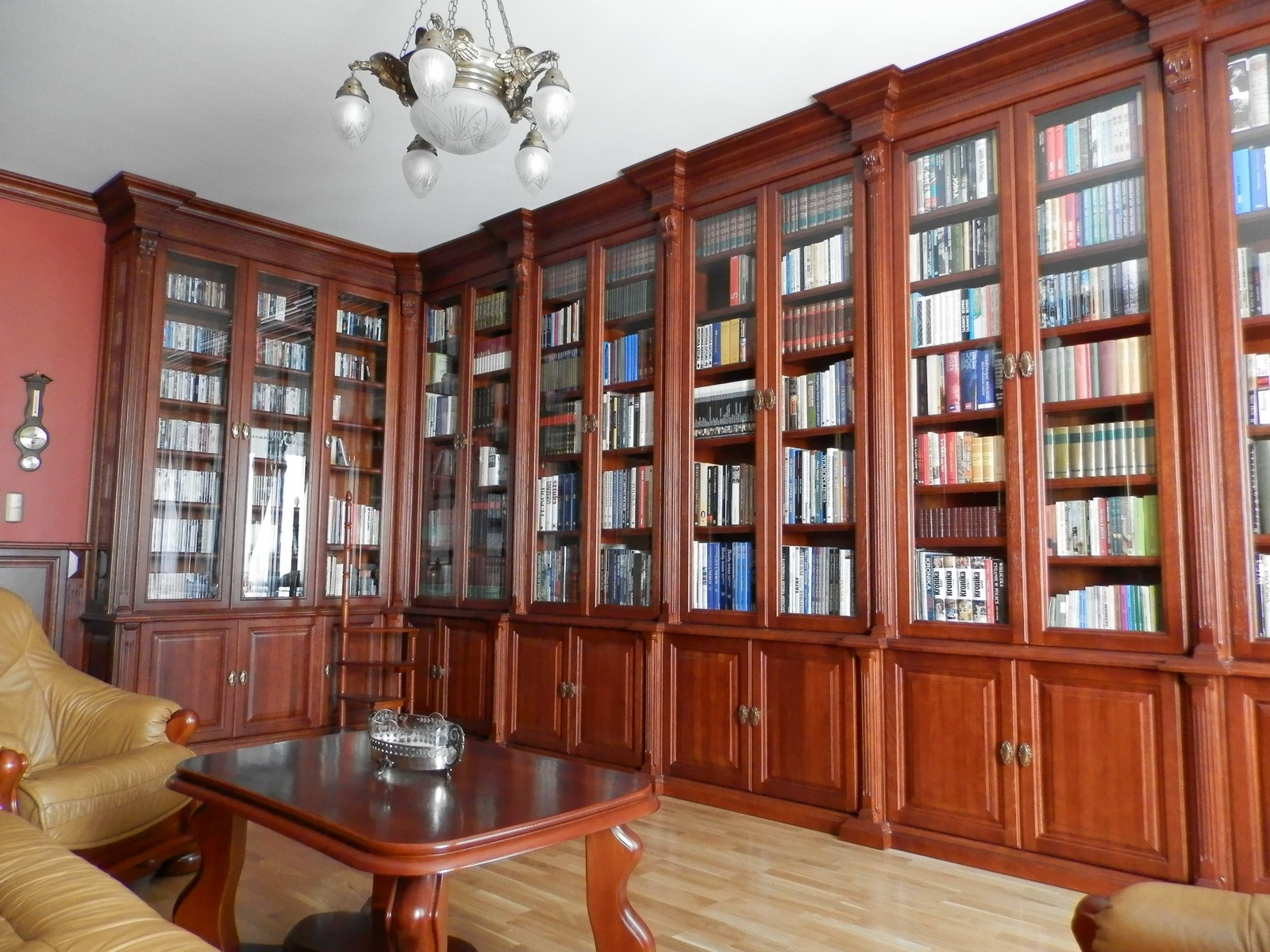 duża drewniana biblioteka