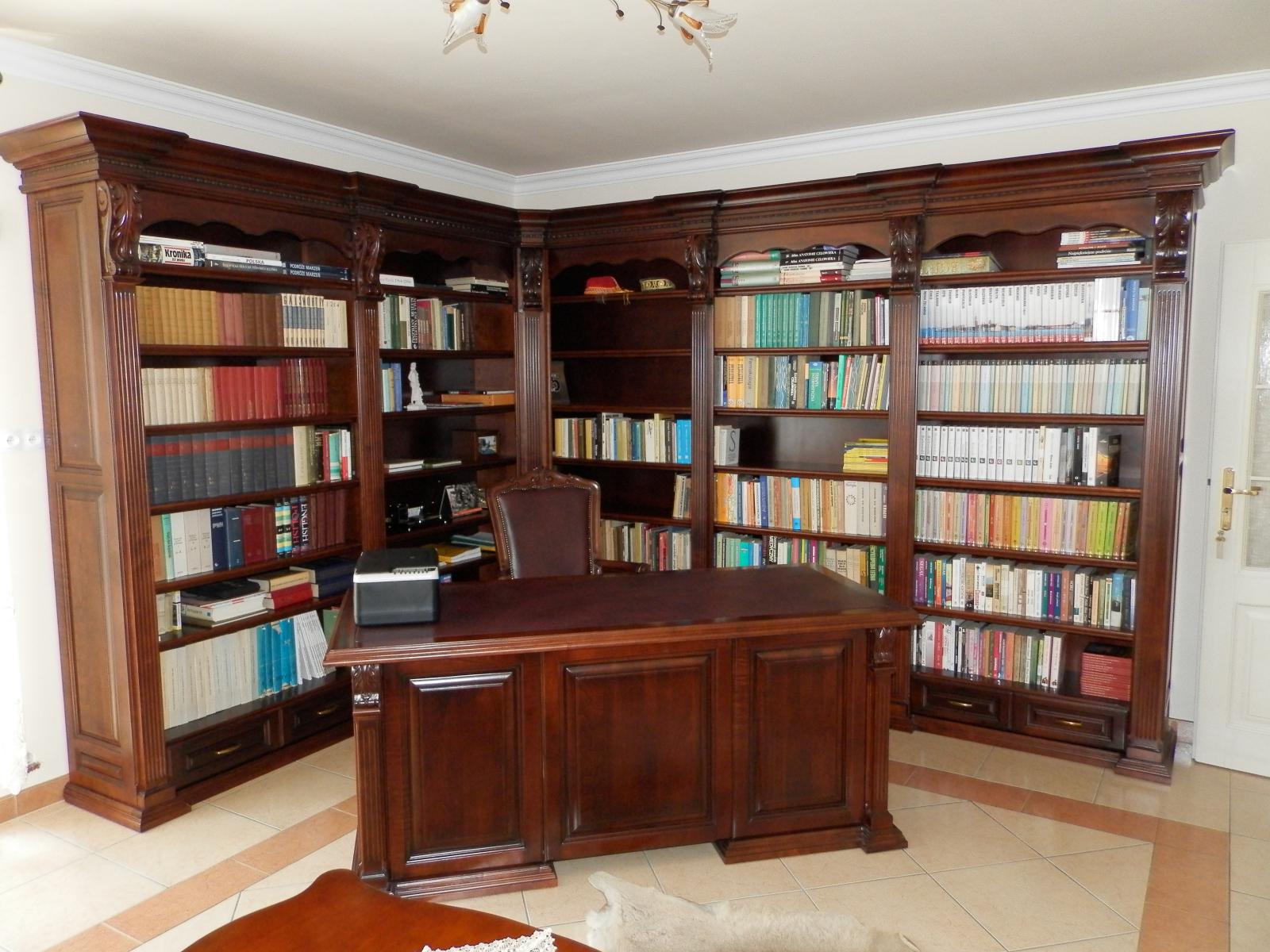 biurko i biblioteczka z drewna
